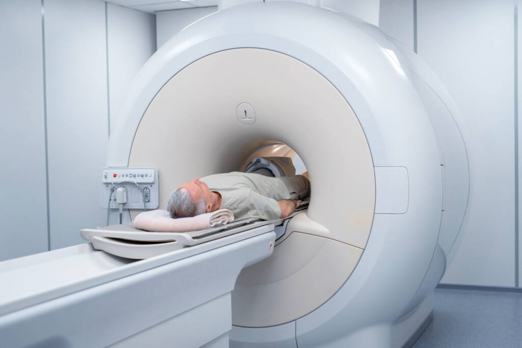 Homem prepara-se para realizar exame de ressonância magnética: exame fornece imagens detalhadas de estruturas corporais.