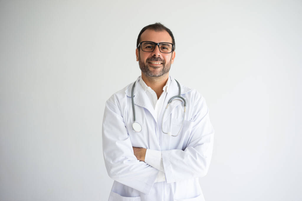 Urologista em consultório: durante a consulta, o urologista pode solicitar ou realizar exames como toque retal, PSA, sangue e urina, e também de imagem