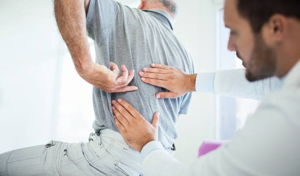 Médico examina paciente com dor na coluna. Pedra nos rins ou dor nas costas: você sabe a diferença? A dor nas costas (lombalgia) é uma das queixas mais comuns nos consultórios médicos e pode ter diversas causas — desde má postura até problemas renais. Uma das dúvidas mais frequentes feitas aos médicos é: como saber se a dor é apenas muscular ou se trata de pedra nos rins (cálculo renal)?