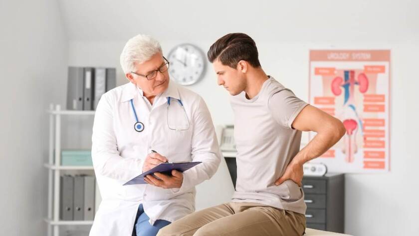 Homem é consultado por médico urologista: existem alguns sintomas urológicos que não devem ser ignorados, principalmente pelos pacientes. A saúde urológica é parte essencial do bem-estar geral
