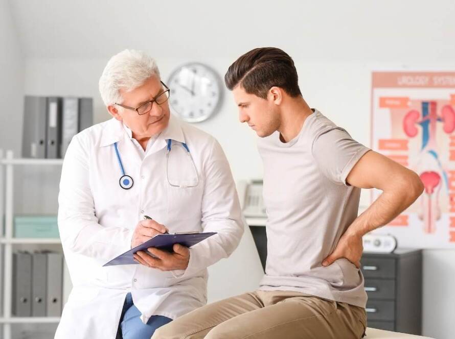 Homem é consultado por médico urologista: existem alguns sintomas urológicos que não devem ser ignorados, principalmente pelos pacientes. A saúde urológica é parte essencial do bem-estar geral