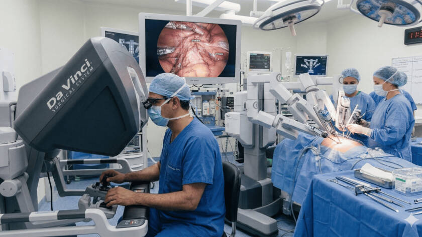 Médico em centro cirúrgico realiza cirurgia. A cirurgia robótica de próstata está entre os avanços mais importantes da medicina nas últimas décadas. Trata-se de uma tecnologia que permite realizar procedimentos extremamente delicados com maior precisão, controle e segurança