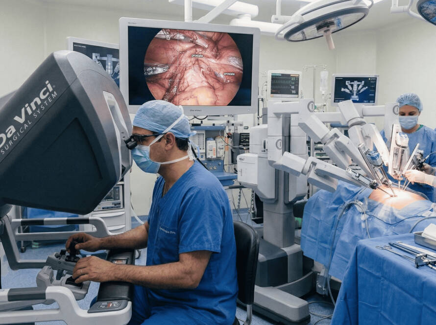 Médico em centro cirúrgico realiza cirurgia. A cirurgia robótica de próstata está entre os avanços mais importantes da medicina nas últimas décadas. Trata-se de uma tecnologia que permite realizar procedimentos extremamente delicados com maior precisão, controle e segurança