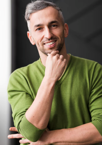 Homem sorri para foto: sintomas como cansaço, queda de libido, dificuldade de concentração e redução de desempenho físico têm levado muitos a buscar respostas — e frequentemente a pergunta é direta: “testosterona baixa aos 30 ou 40: é normal?”