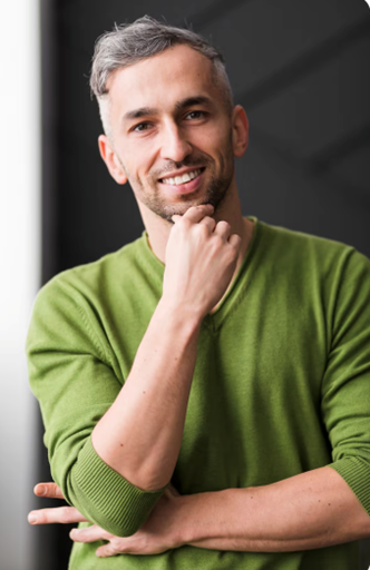 Homem sorri para foto: sintomas como cansaço, queda de libido, dificuldade de concentração e redução de desempenho físico têm levado muitos a buscar respostas — e frequentemente a pergunta é direta: “testosterona baixa aos 30 ou 40: é normal?”