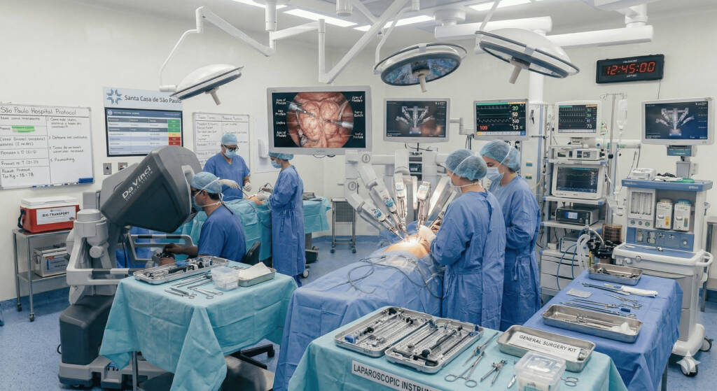 Profissionais da saúde participam de cirurgia em centro médico de hospital: um dos maiores temores dos pacientes com câncer de próstata é a possibilidade de desenvolver disfunção erétil após a cirurgia