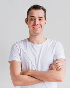 Menino sorri de braços cruzados: perceber uma alteração ou um nódulo nos testículos pode gerar preocupação imediata, mas é importante saber que nem todo caroço indica um problema grave