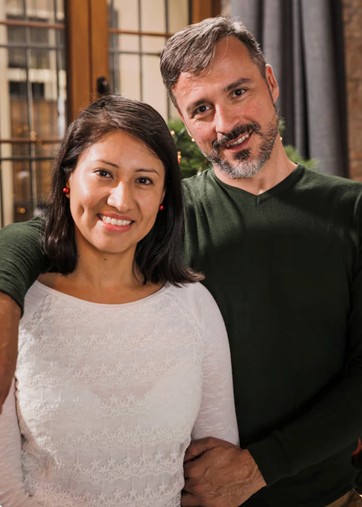 Casal sorri ao tirar foto; aqui está o ponto mais importante: existem diversas abordagens eficazes, mas o tratamento ideal depende da causa.