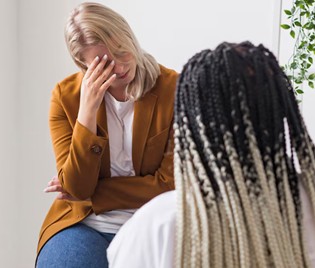 Mulher se lamenta em consultório durante consulta médica: a bexiga hiperativa e estresse podem aumentar a frequência urinária ao desencadear ou agravar sintomas de bexiga hiperativa. Mesmo quando não há infecção urinária ou outra doença aparente. Muitas mulheres associam a vontade frequente de urinar apenas ao consumo de líquidos ou a uma infecção urinária.