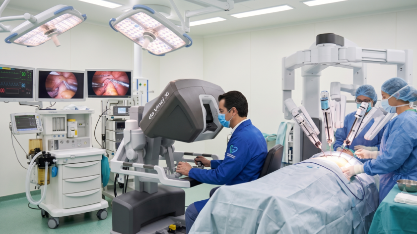 O Dr Marcos Lucon participa de uma cirurgia robótica em um centro cirúrgico. Desde 2009, a cirurgia robótica consolidou-se no Brasil como o padrão para a maioria das prostatectomias radicais e nefrectomias parciais, oferecendo maior precisão cirúrgica, recuperação mais rápida, e melhores chances de preservar funções importantes, como continência urinária e potência sexual, quando clinicamente possível