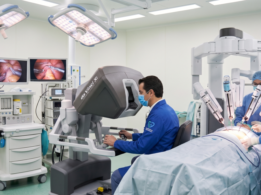 O Dr Marcos Lucon participa de uma cirurgia robótica em um centro cirúrgico. Desde 2009, a cirurgia robótica consolidou-se no Brasil como o padrão para a maioria das prostatectomias radicais e nefrectomias parciais, oferecendo maior precisão cirúrgica, recuperação mais rápida, e melhores chances de preservar funções importantes, como continência urinária e potência sexual, quando clinicamente possível