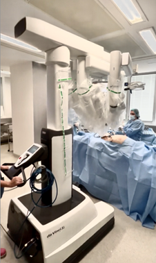 Cirurgia robótica durante a realização de procedimento médico em hospital: quando a prostatectomia é indicada, ela pode ser realizada por diferentes técnicas.
Na cirurgia robótica, o cirurgião controla os instrumentos por meio de uma plataforma robótica, com visão ampliada e instrumentos articulados
