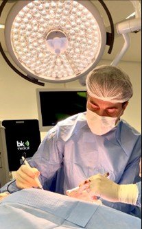 Médico realiza procedimento em centro cirúrgico: tumor renal pequeno nem sempre precisa ser operado