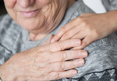 Homem é consolado por uma mulher: nem sempre se recomenda tirar todo o rim se for câncer; quando a cirurgia é indicada e a anatomia permite, a nefrectomia parcial pode remover o tumor preservando o restante do rim