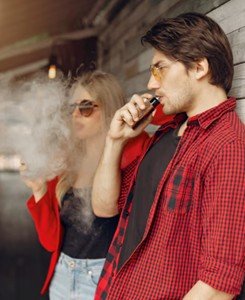 Casal fuma vape: ·	tabagismo é o principal fator de risco isolado, responsável por mais da metade dos casos registrados de câncer de bexiga   
