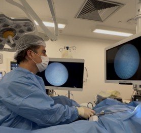 O urologista Marcos Lucon realiza cirurgia em centro cirúrgico. O 
RTUB é o tratamento inicial para quase todos os tumores de bexiga. É um procedimento cirúrgico feito por via endoscópica (pela uretra, sem cortes externos). 